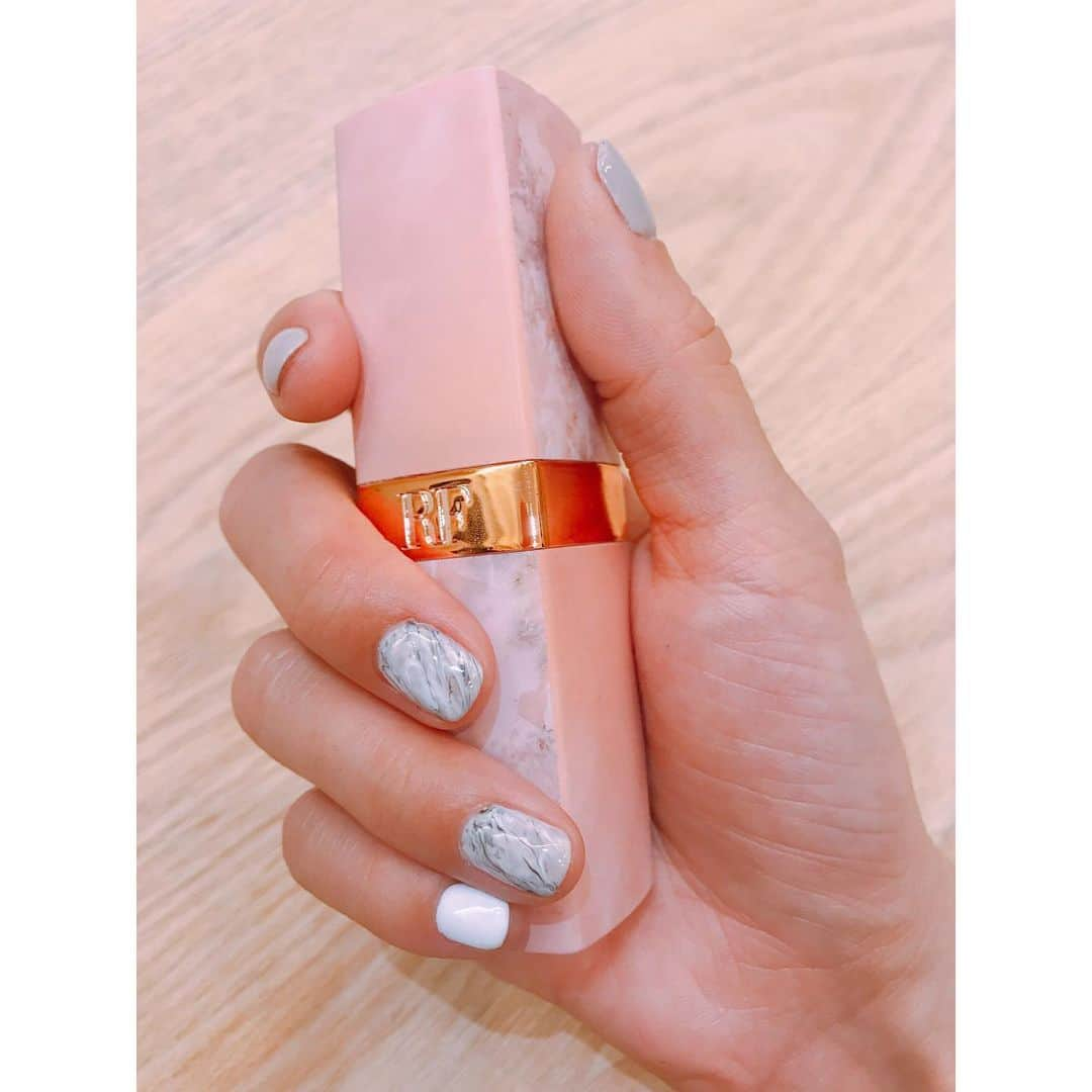 千田愛紗さんのインスタグラム写真 - (千田愛紗Instagram)「New nail 大理石風❤️ Nail technician: @641  那不是口紅💄 是口紅造型的行動充電🔋 @iimonotw」5月8日 10時41分 - aisa1108