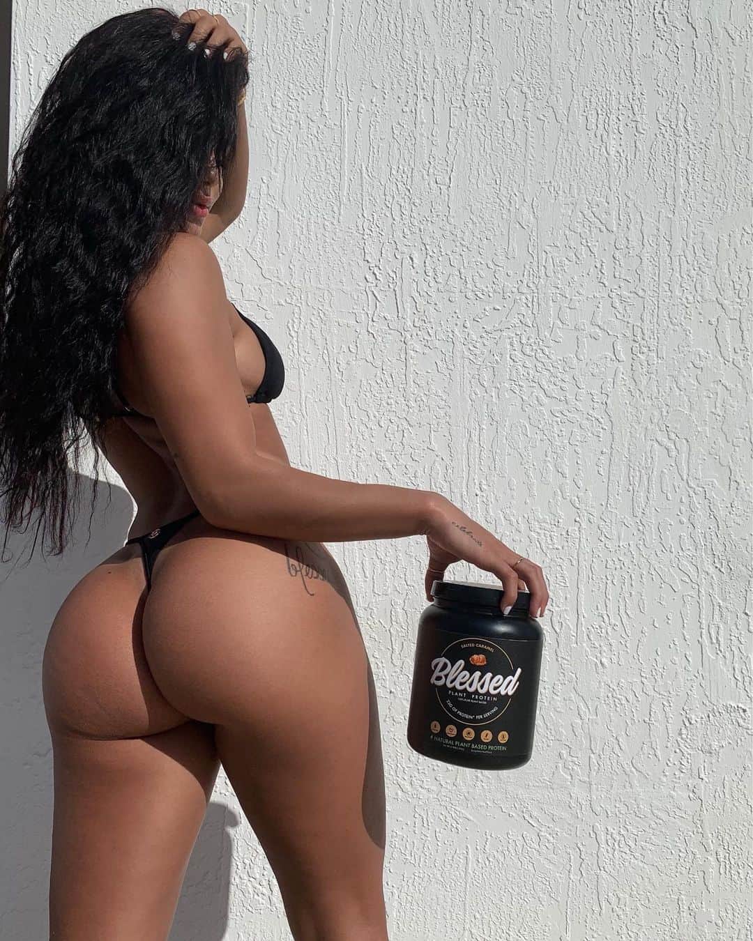 Katya Elise Henryさんのインスタグラム写真 - (Katya Elise HenryInstagram)「one time for 🍑 & 🌱 based protein! 🙏🏽 @blessedprotein has been my #1 in helping me with my goals. it’s hands down the most delicious protein I’ve ever had in my life & it’s plant based which means, easier on the digestive system and BETTER FOR YOU! time to make the switch. my favorite flavor is a toss up between chocolate coconut & birthday cake limited edition flavor omg. Use code KATYA10 to save 10% off yaaaa order on www.ehplabs.com ~ bikini is @kissmypeachswimwear」5月8日 10時41分 - katyaelisehenry