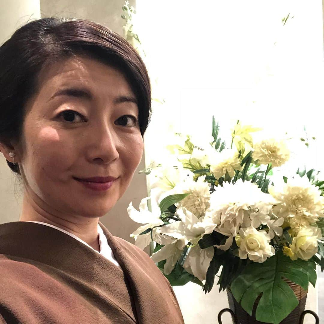 江藤あやさんのインスタグラム写真 - (江藤あやInstagram)「昨日の『都立水商！』ご覧いただいた方ありがとうございました‼️ 私は大海原春香（堀田茜さん）の母、大海原美智子役をやらせていただきました。 お金持ち夫婦ということで和服で👘 旦那様（大海原葉造役）は村田雄浩さん。もう威圧感バリバリの夫婦ですね（笑） 村田さんは優しくて素敵な方でした。あんな緊張感あるシーンでしたが、カメラ回ってない時は色んなお話をしてくださり、とても楽しかったです🎵 そんな大海原家、第8話にも登場いたしますのでお見逃しなく！ 本当に面白いドラマなので毎週ご覧くださいね😉 最近幅広くいろんな役をやらせていただき感謝しております。 有難き幸せでございます🍀 ・ TVerで5/15まで見逃し配信でご覧になれます。無料ですので是非ご利用くださいませ。 ・ #都立水商！ #村田雄浩 さん #竜星涼 くん #堀田茜 さん #ドラマイズム #和服大好き #実は自前衣装 #和服 #女将風 #ヘアメイクさんのおかげ」5月8日 10時48分 - ayayakko19