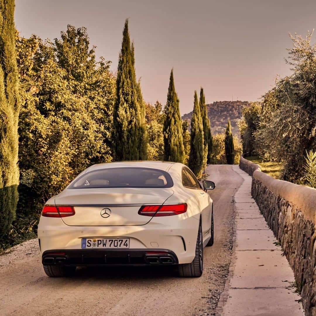 メルセデス・ベンツさんのインスタグラム写真 - (メルセデス・ベンツInstagram)「Seamless design from every angle: The Mercedes-AMG S 63 4MATIC+ Coupé. 🌟 📸: @marcus_hoffmann for #MBsocialcar [Mercedes-AMG S 63 4MATIC+ Coupé | Kraftstoffverbrauch kombiniert: 11,2 l/100 km | CO₂-Emissionen kombiniert: 254 g/km | mb4.me/nefz] #SClass #Mercedes #MercedesBenz #Design #Luxury #Vacations #travel #Cartastic #InstaCar #Coupé #AMG #S63」5月8日 11時00分 - mercedesbenz