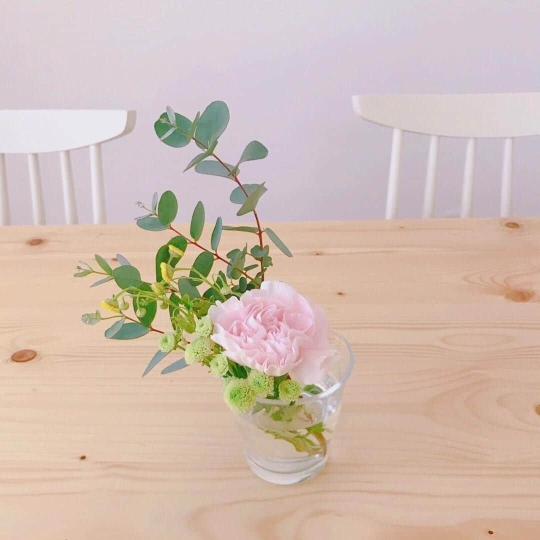 Bloomee LIFEさんのインスタグラム写真 - (Bloomee LIFEInstagram)「・⠀ ある日ポストを開けると、、、⠀ お花が入ってる💐☺️💛💛💛⠀ そーだ、お花が届く日だった♡⠀ ⠀ そのままポンと、グラスに飾るだけで可愛い❤️⠀ 幸せを運んできてくれるお花便です🌼⠀ ・⠀ Special Thanks Photo by⠀⠀ @s_maama⠀ ・⠀ ポストを開けて「あ、今日だった♪」。⠀ ちょっとした自分への幸せのサプライズ💐⠀ 優しいカラーのブーケはナチュラルカラーの⠀ インテリアにぴったりです☺️⠀ ・⠀ 豪華プレゼントが当たる投稿キャンペーンも実施中🎉⠀ --- ありがとうの気持ちを、お花のお便りで。 ---⠀ Bloomee LIFEではお母さんへのありがとうの気持ちを「お花のお便り＝#ママラブレター 」でお届けします💌⠀ 素敵な#ママラブレター をご投稿してくださった方の中から抽選で⠀ 【合計100本のカーネーションブーケ🌹】をペア5組10名様にプレゼント🎁⠀ ・⠀ 詳しくは下記をチェック👌⠀ ↓↓↓⠀ ・⠀ 💓母の日を想う全ての人に感動を💓⠀ 5月12日は母の日。⠀ Bloomee LIFEは、あなたの大切なお母さんへの想いを「お花のお便り」でお運びします💐⠀ ・⠀ ■プレゼント：投稿キャンペーンに参加した方の中から抽選で、ペア5組10名様に【合計100本のカーネーションブーケ🌹】をプレゼント！⠀ ペアで貰えるからお母さんと2人でお花を楽しむことができます☺️⠀ ■参加方法：⠀ ①@bloomeelife をフォロー⠀ ②赤いカーネーションの画像 または Cath Kidston母の日限定ボックスの画像を用意⠀ ③#ママラブレター #bloomeelife を付けてテーマに沿ったエピソードを投稿⠀ ■投稿テーマ：投稿テーマは期間によって異なります👌⠀ 第1弾：《4/12-4/22》普段伝えられないお母さんへの感謝の気持ち⠀ 第2弾：《4/23-5/2》お母さんの好きなところ⠀ 第3弾：《5/3-12》お母さんと一緒にしたいこと⠀ ・⠀ 当選者の方にはbloomee LIFE 公式アカウントよりDMにてご連絡させていただきます💌⠀ ・⠀ #bloomeelife#ブルーミーライフ#母の日#母の日プレゼント#カーネーション#母の日ギフト#花のある生活#花好きな人と繋がりたい#おうち時間#花部#花写真#花のあるくらし#花のある暮らし#花が好き#花を飾る#暮らし#暮らしを楽しむ#日々の暮らし#お花のある暮らし#バラが好き#ナチュラルな暮らし#ナチュラルインテリア#ナチュラル雑貨#ピンクの花#テーブルコーデ#フラワーアレンジ#シンプルインテリア#白家具」5月8日 11時00分 - bloomee