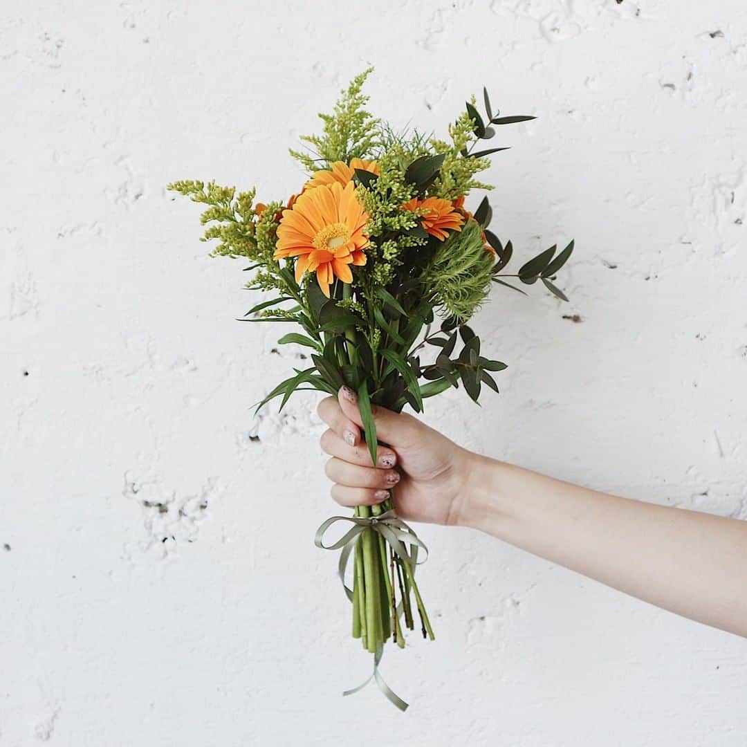 Ora2（オーラツー）さんのインスタグラム写真 - (Ora2（オーラツー）Instagram)「連休明けで何だかぼんやりしちゃう、、💭そんな時は部屋にお花を飾って💐💕生活の中に鮮やかな色合いがあるだけで、気分がパッと明るくなるはず😉  #Ora2 #オーラツー #オーラルビューティーケア #ガーベラ #グリーン #花のある暮らし #花のある生活 #花 #花写真 #春の花 #花好きな人と繋がりたい #花束 #ブーケ #お花がある暮らし #シンプルな暮らし #暮らしを楽しむ #日々の暮らし #丁寧な暮らし #暮らしを整える #日々のこと #シンプルライフ #ライフスタイル #住まい #暮らし #リラックス #ナチュラル #リラックスタイム #気分転換 #自分時間」5月8日 11時00分 - ora2_official