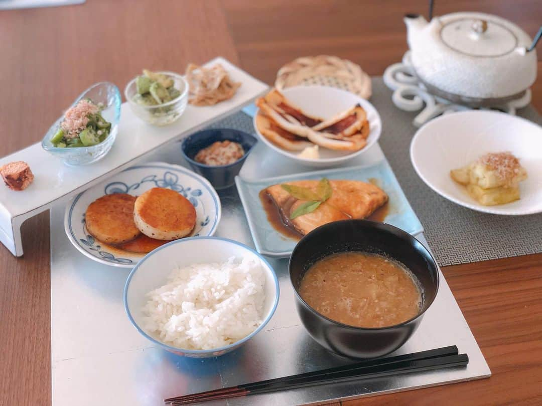 英玲奈さんのインスタグラム写真 - (英玲奈Instagram)「#今日の朝ご飯 #夫の朝ご飯 #ご飯 #キャベツの味噌汁 #メカジキの照り焼き #長芋の照り焼き #納豆 #焼き茄子 #船上干しイカ焼き #炙り明太子 #オクラのおひたし #アボカドの和え物 #レンコンのきんぴら #焼き茄子 #焙じ茶 船上干しのイカは、いただきもの！ 早速いただきました！ 味が凝縮して美味しい^_^ #季節を感じる暮らし  #ていねいな暮らし  #おうちごはん  #からだにいいこと  #からだにいいごはん  #オーガニックライフ #趣味生活 #夫の健康守りたい #10年後の健康の為に」5月8日 11時10分 - erena_erenyan