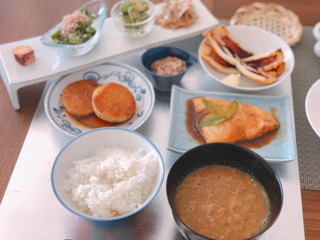 英玲奈さんのインスタグラム写真 - (英玲奈Instagram)「#今日の朝ご飯 #夫の朝ご飯 #ご飯 #キャベツの味噌汁 #メカジキの照り焼き #長芋の照り焼き #納豆 #焼き茄子 #船上干しイカ焼き #炙り明太子 #オクラのおひたし #アボカドの和え物 #レンコンのきんぴら #焼き茄子 #焙じ茶 船上干しのイカは、いただきもの！ 早速いただきました！ 味が凝縮して美味しい^_^ #季節を感じる暮らし  #ていねいな暮らし  #おうちごはん  #からだにいいこと  #からだにいいごはん  #オーガニックライフ #趣味生活 #夫の健康守りたい #10年後の健康の為に」5月8日 11時10分 - erena_erenyan