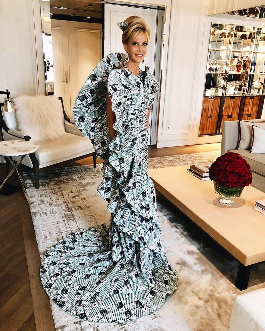 Moschinoさんのインスタグラム写真 - (MoschinoInstagram)「#Repost @fancyncr ・・・ Met Gala Moschino Money Gown by the genius Jeremy Scott #moschino #jeremyscott @moschino #metgala @itsjeremyscott #metcamp  Look 1」5月8日 11時10分 - moschino