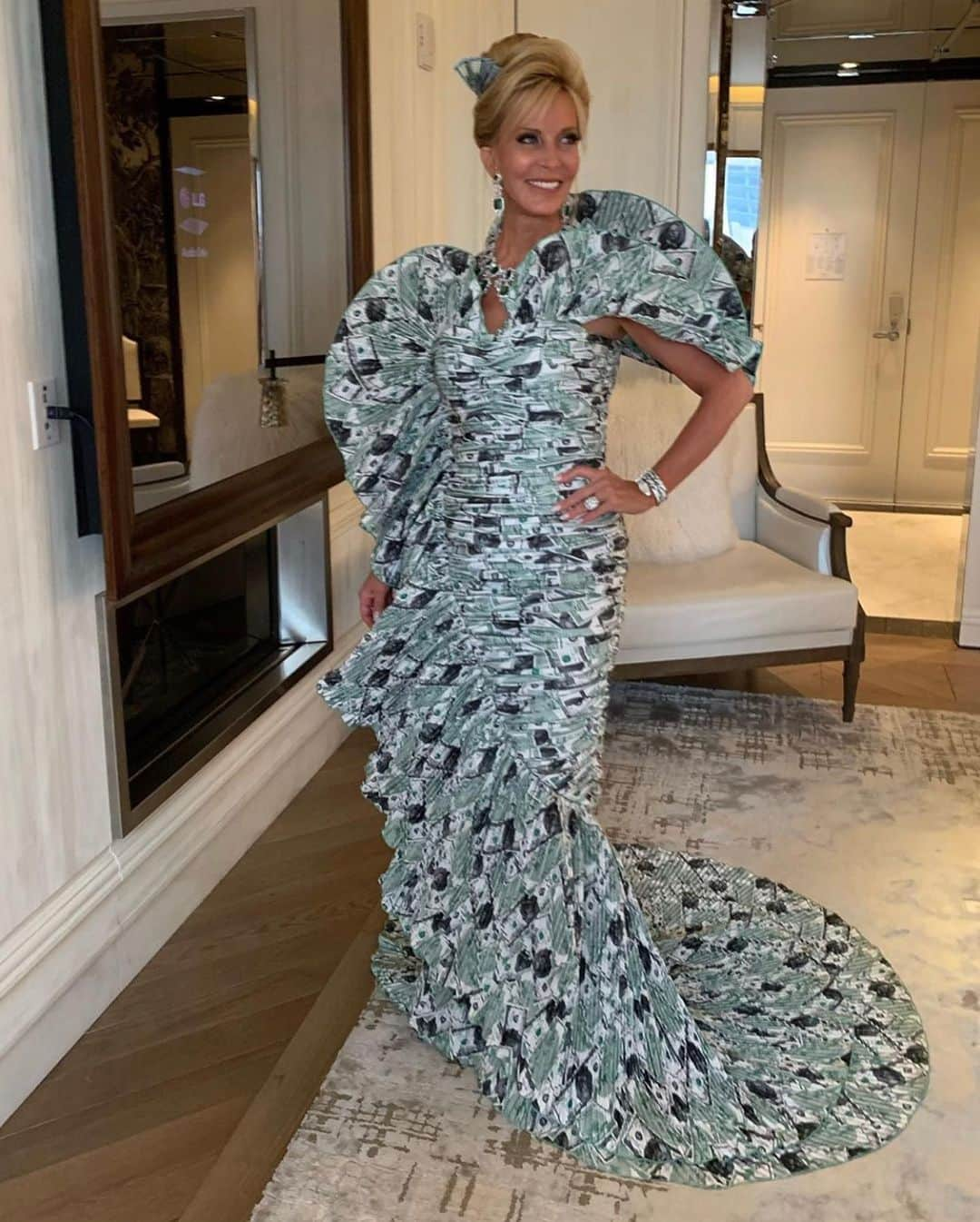 Moschinoさんのインスタグラム写真 - (MoschinoInstagram)「#Repost @fancyncr ・・・ Met Gala Moschino Money Gown by the genius Jeremy Scott #moschino #jeremyscott @moschino #metgala @itsjeremyscott #metcamp  Look 1」5月8日 11時10分 - moschino