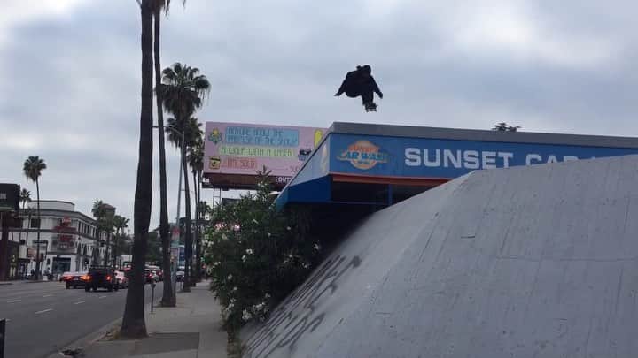 スラッシャーのインスタグラム：「🌅 Sunset @miltonmartinez 👓 Filmed by @rhino」