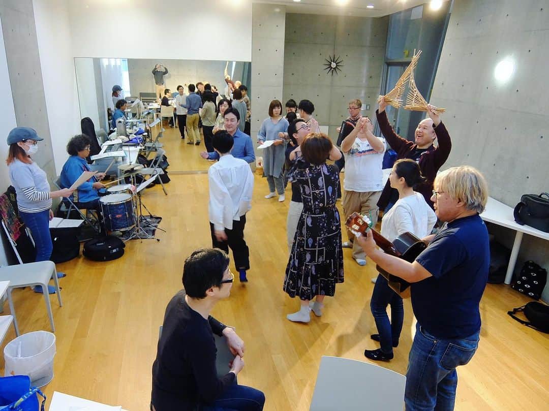 のインスタグラム：「今日も朝から『花詩歌タカラヅカ』の稽古。オーケストラの皆さんも勢揃いです。 #花詩歌タカラヅカ #ファントム #稽古 #ピアノ #ギター #パーカッション #アコーディオン #演奏」