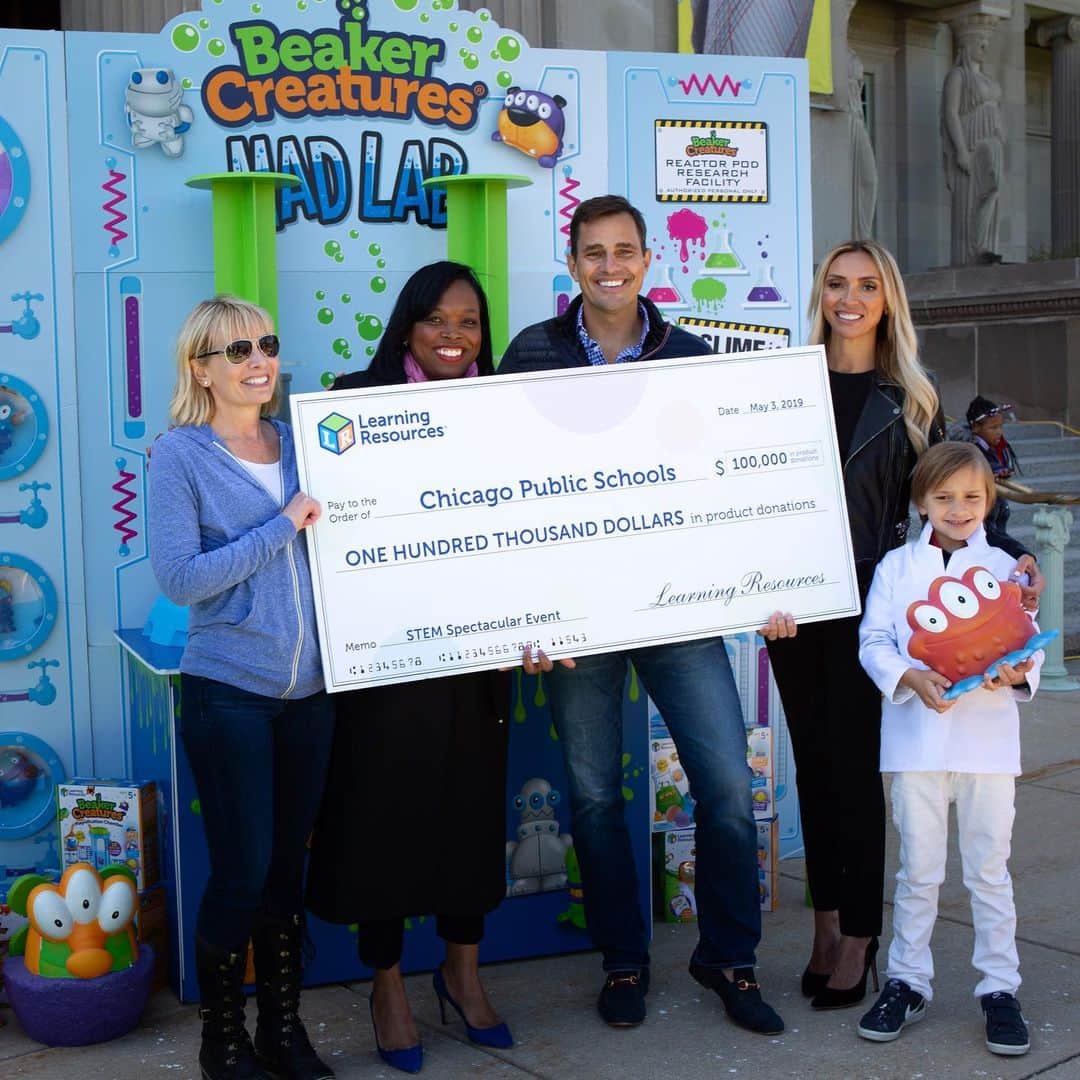 ビル・ランシックのインスタグラム：「As Chicago residents, Giuliana and I love supporting local Chicago residents and businesses such as Learning Resources and we are happy to announce that they are making a $100k donation of educational toys to Chicago Public Schools! We are proud to partner with this great organization who is committed to giving back to our wonderful city. @LearningResources #BeakerCreatures @msichicago @chipubschools」