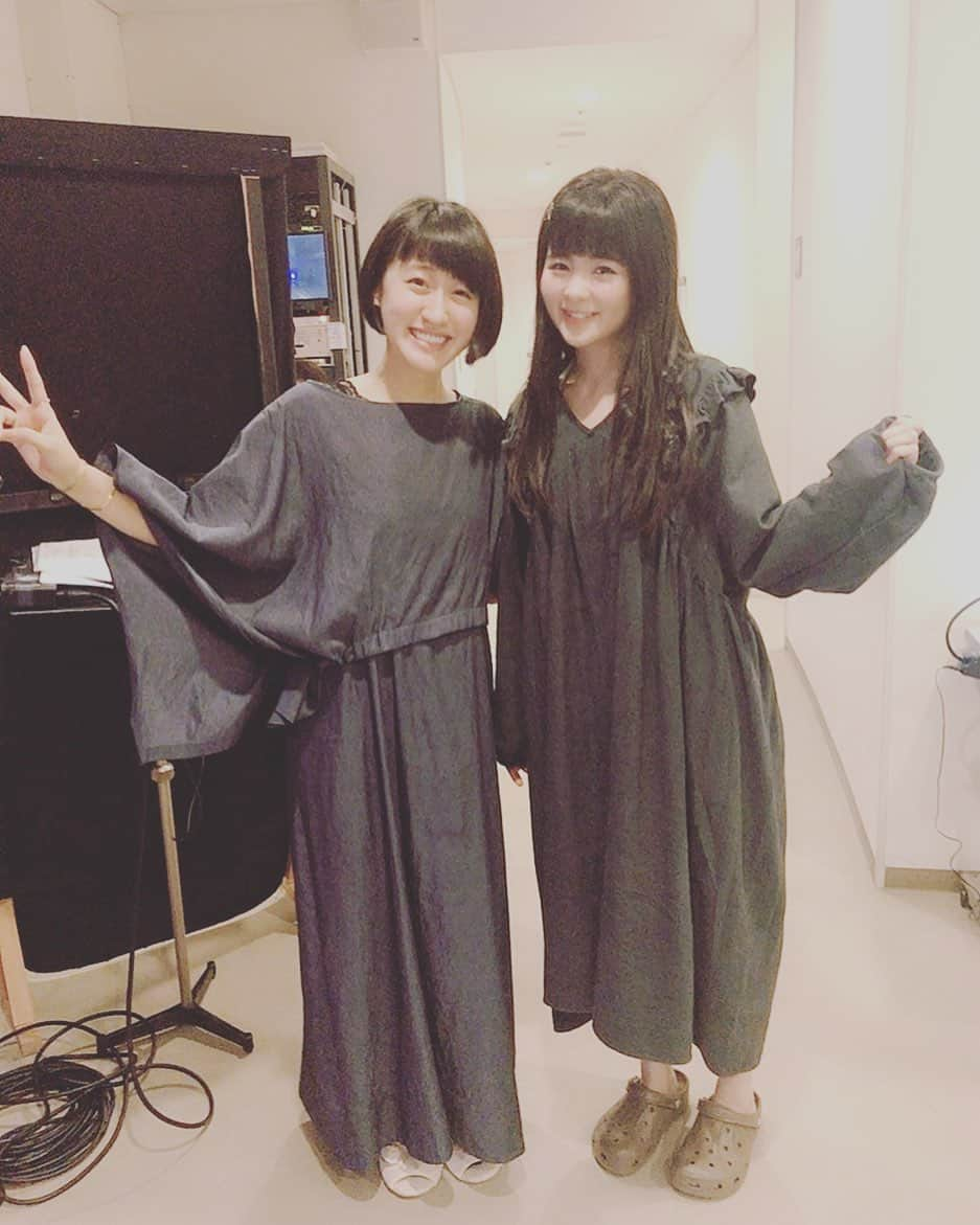 松原凜子さんのインスタグラム写真 - (松原凜子Instagram)「♡﻿ ﻿ 昨夜の投稿で最後のお写真が反映されてなかったみたいですね🙏💦﻿ ﻿ 田村芽実ちゃんとのお写真でした✨﻿ ﻿ ﻿ ﻿ メリーポピンズメドレーで「鳩に2ペンスを」をデュエットさせて頂きました。﻿ 本番当日少しだけ早く集まってリハがあったのですが、服装の色味とゆるっと感が似ていて、皆んなに合わせたの？！鳩色だね〜🐦と言われたので嬉しくなって撮った写真です😂﻿ ﻿ ﻿ ご一緒出来るのをずっと楽しみにしていたのですが、リハで初めて芽実ちゃんの「命をあげよう」や「虹」を聴いたとき、既に完成された歌声と表現に脱帽致しまして、更に楽しみになりましたし背筋が伸びました😳﻿ ﻿ 因みに「鳩に２ペンスを」を、１日目はゲストの島田歌穂さんが歌われて、メリーポピンズミュージカルを観に行った私は、ああああ蘇るぅぅっとなる りましたが、芽実ちゃんもそんなご様子でした😊﻿ ﻿ ﻿ 服やアクセサリーを買いに下北沢に頻出する私ですが、芽実ちゃんも沢山のお店を知っていて、古着屋良いよね〜😆と沢山お話させて頂きました❤️﻿ ﻿ 本番2日目も緑のゆるっとしたワンピースで揃いまして（こちら写真がないのですが）、きゃーきゃー騒ぎました😂﻿ ﻿ ﻿ 大好きな歌手女優さんが1人増えて幸せな気持ちです😄✨ #田村芽実  #ilovemusical #アイラブミュージカル」5月8日 11時17分 - rinko_matsubara