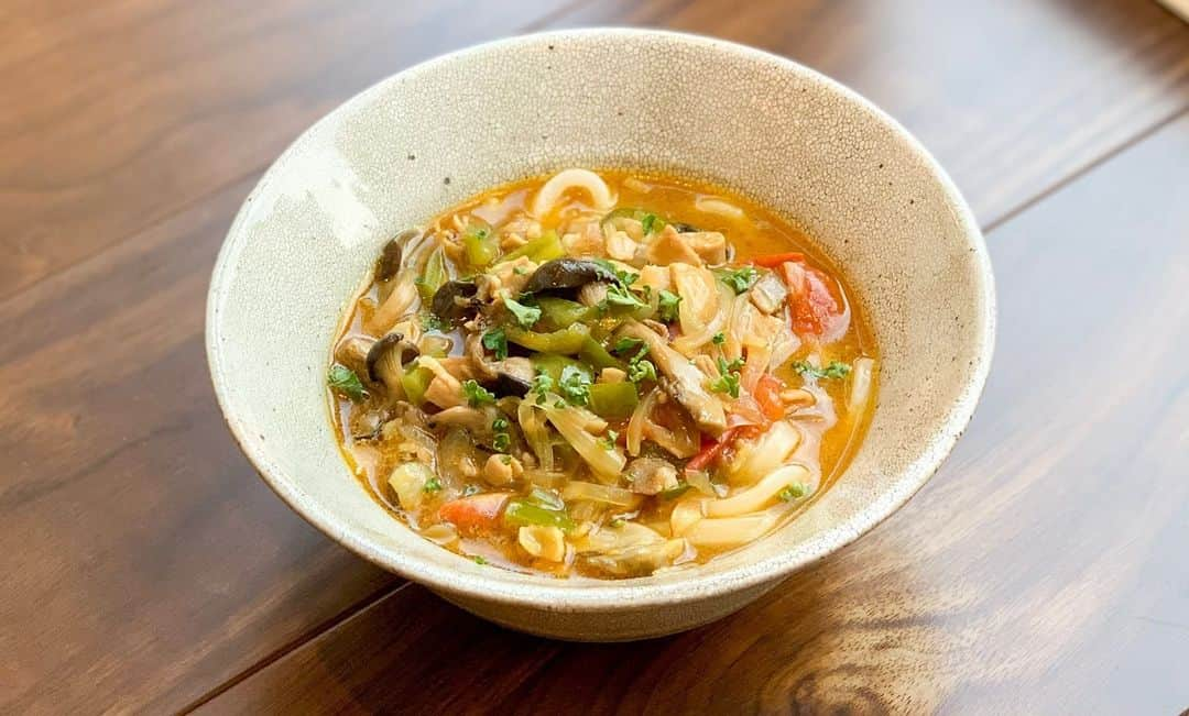 内田朝陽さんのインスタグラム写真 - (内田朝陽Instagram)「トマト豚カレーうどん  昨日の昆布と鰹の合わせ出汁の残りを使ってカレーうどん。  冷凍キノコは栄養価がブーストされる👍  玉ねぎ、豚、ピーマン、カレーパウダーをココナッツオイルで炒めて出汁の中に。 水溶き片栗粉でトロみを。  #カレーうどん #ココナッツオイル #朝陽メシ #子供も食べれる #カレー #手料理」5月8日 22時07分 - asahi_uchida