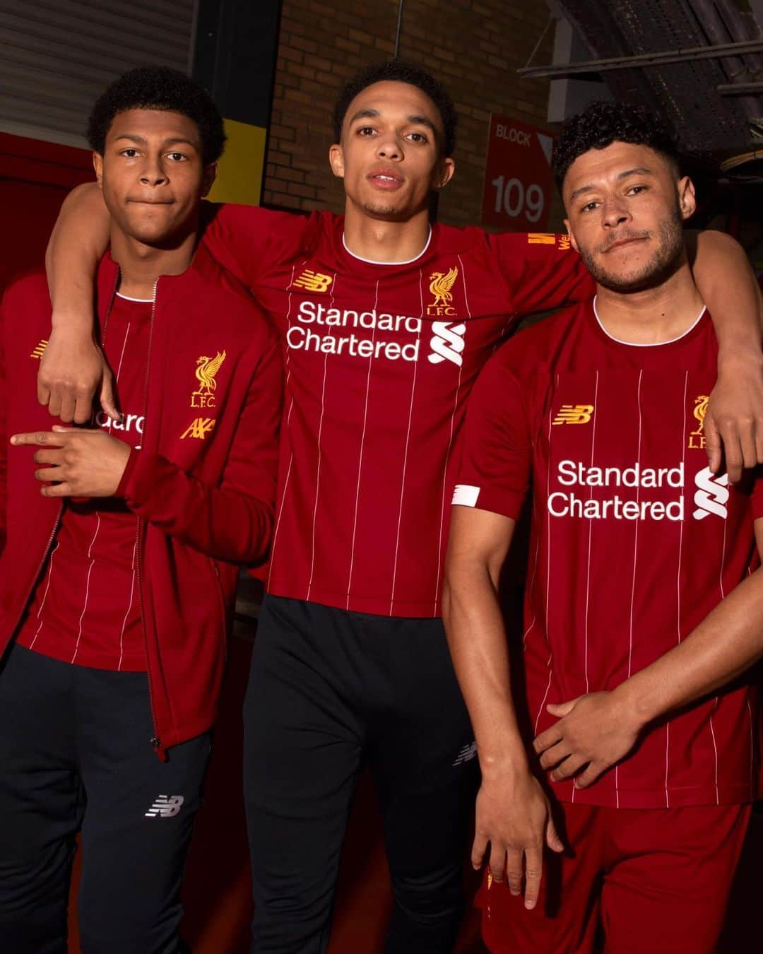 リヴァプールFCさんのインスタグラム写真 - (リヴァプールFCInstagram)「REDS 🙌 Our 19/20 @nbfootball home kit officially launches at 9am BST on Thursday, available in store and online 🔴 #LiveIt #LFC」5月8日 22時08分 - liverpoolfc