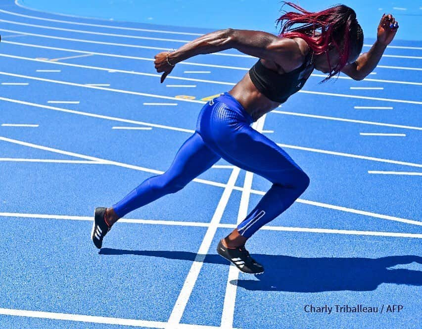 デズリー・ヘンリーさんのインスタグラム写真 - (デズリー・ヘンリーInstagram)「P•O•W•E•R 💙🏃🏿‍♀️💨 - • • Captured by @charly.triballeau.afp during todays workout 📸」5月8日 22時13分 - desiree_lh