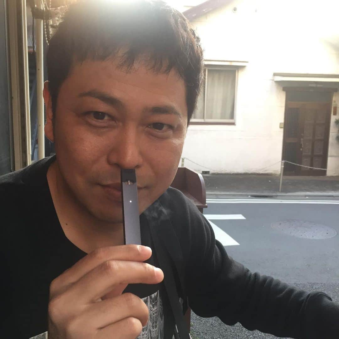 小林優介のインスタグラム：「USBみたいな電子タバコ吸ってる…この人怖い…異常者だーりんず小田。。あ美容室一緒です。。」