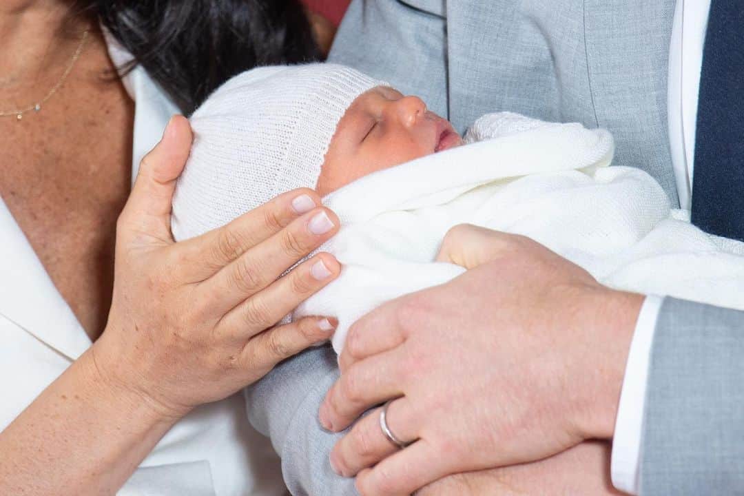 E! Onlineさんのインスタグラム写真 - (E! OnlineInstagram)「Nothing to see here, just 7lbs. 3oz. of Royal baby perfection. 👑 Meet baby Sussex at the link in our bio. (📷: Dominic Lipinski/PA Wire)」5月8日 20時44分 - enews