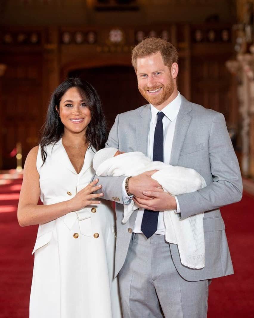 People Magazineさんのインスタグラム写真 - (People MagazineInstagram)「Introducing Baby Sussex! ❤️ Meghan Markle and Prince Harry stepped out with their newborn son, two days after welcoming the new addition to the royal family. Tap our bio link for more on the new bundle of joy! | 📷: Press Association via AP Images」5月8日 20時46分 - people