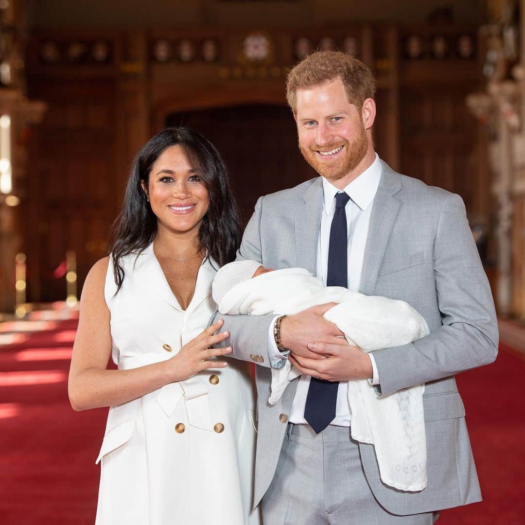 British Vogueさんのインスタグラム写真 - (British VogueInstagram)「The Duke and #DuchessofSussex pose for the first photographs with their newborn son at Windsor Castle. Click the link in bio for #PrinceHarry and #MeghanMarkle’s heartwarming comments on the #RoyalBaby.」5月8日 20時46分 - britishvogue
