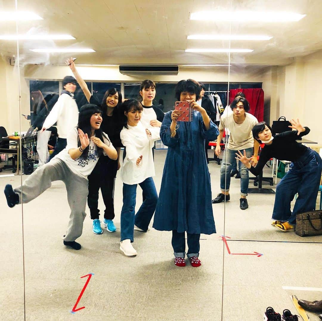 藤田朋子さんのインスタグラム写真 - (藤田朋子Instagram)「#ちいこん2019 #稽古場 #鏡 #映り込み #リハーサル #藤田朋子 #室龍規 #森田涼花 #草野博紀 #清水麻璃亜 #軽辺るか #岡本尚子 #水石亜飛夢 #梨子 #中太花梨  #関岡マーク #劇団teamodac #tomokofujita」5月8日 20時46分 - chiendormant