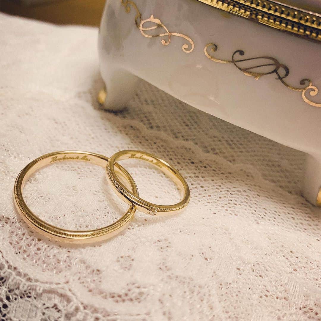 酒元麻衣（まいへー）のインスタグラム：「marriage ring🕊 とてもシンプルだけど、ミル打ちのリングにしました☺︎最初ぽんはプラチナの予定だったのですが、私がどうしてもお揃いでゴールドが良くて😭お願いしたらまぁいいよ~😒❤︎って言ってくれて2人でゴールドに😭💍男性でゴールドなかなかいないよね😭そしてミルで筆記体を彫ってくれるお店が全然無くて、、ひたすら探しました🙈2人の名前を彫って頂きました❤︎とても気に入ってます❤︎#marriagering #結婚指輪」
