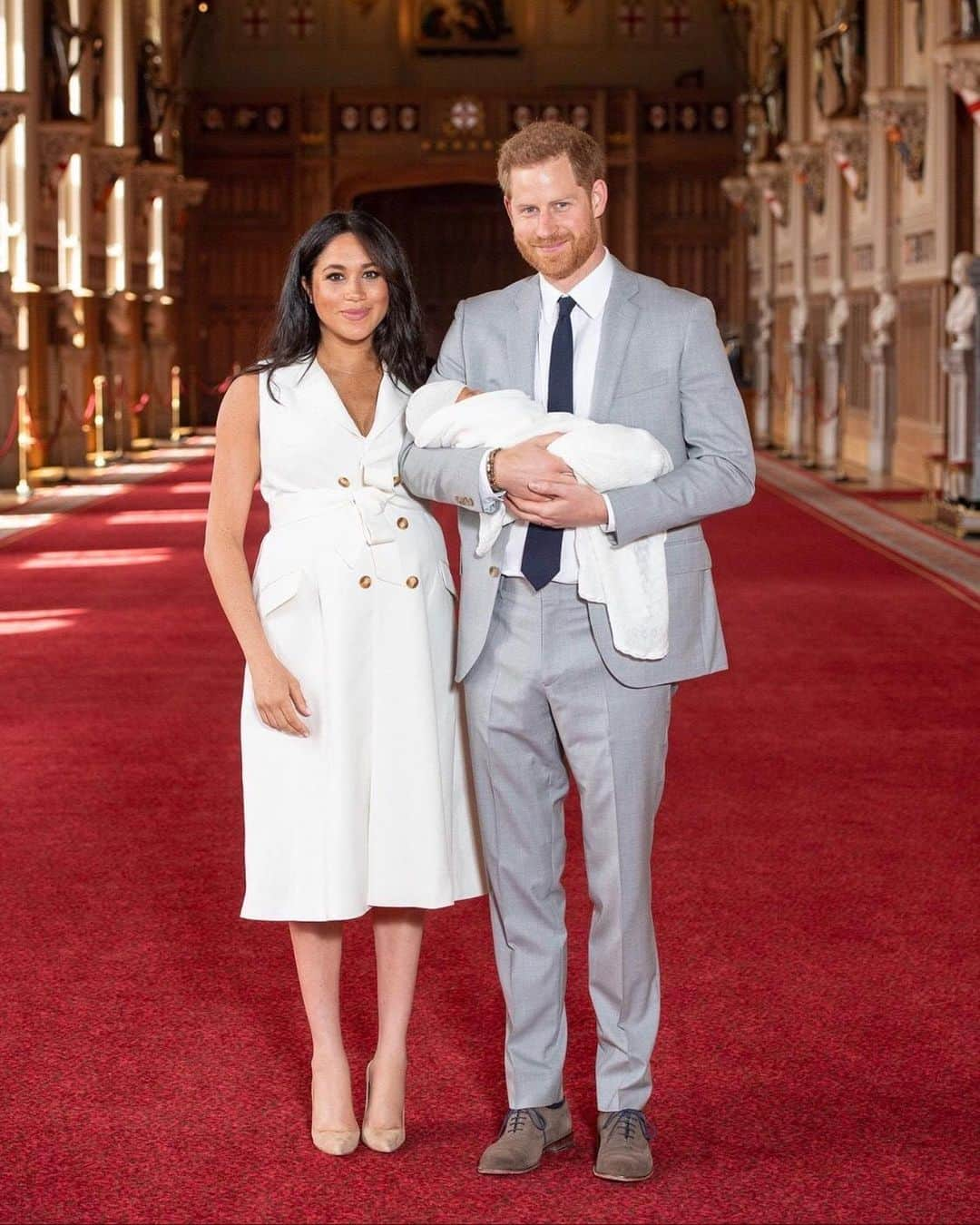 Cosmopolitanさんのインスタグラム写真 - (CosmopolitanInstagram)「The first pics of baby Sussex are here!!!!! Look at that happy fam ❤️🥳🥰😊🤗 Photos via @pa  #royalbaby」5月8日 20時51分 - cosmopolitan