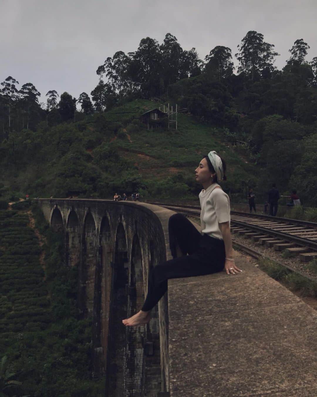 黒石奈央子さんのインスタグラム写真 - (黒石奈央子Instagram)「スリランカの９bridgeへ！ . 足がすくむような橋の上で勇者たちは写真を撮ってました！！ . 私たちもその一人😂 . 男のリコポンだけがこのギリギリ撮影を拒んでましたw . 女子強し！ . 本当に小さいことなんて忘れてしまいそうな絶景でした😊 .  #スリランカ#srilanka #gw旅#705travel#705旅#traveler#フォトジェニック#旅フォトジェニック#スリランカジェニック#りえpresents旅#ジェニーを探す旅」5月8日 20時51分 - blackstone705