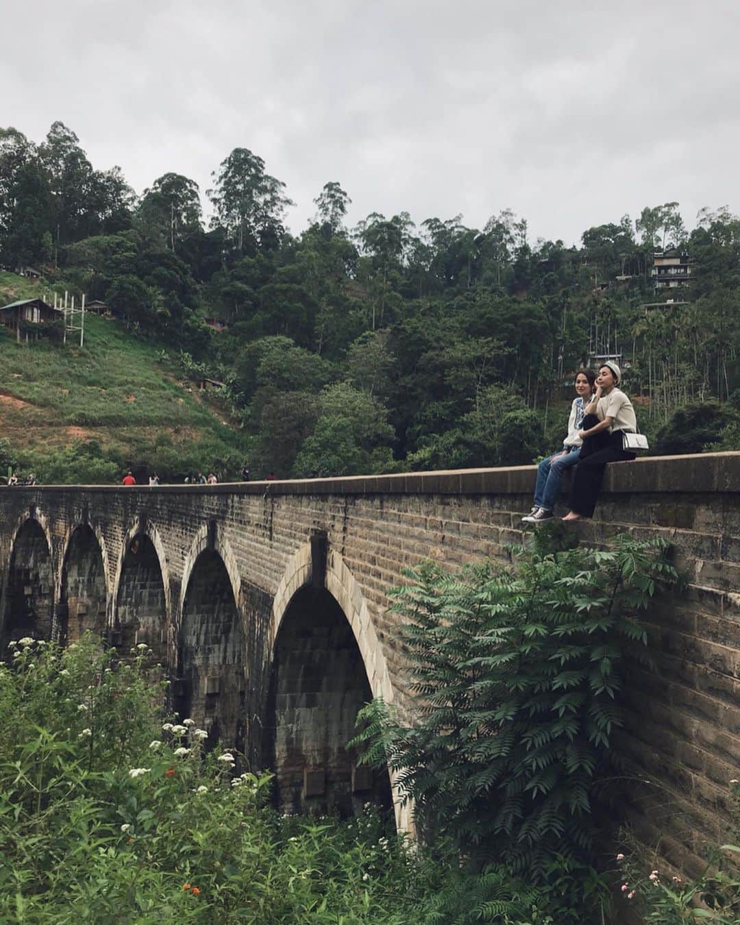 黒石奈央子さんのインスタグラム写真 - (黒石奈央子Instagram)「スリランカの９bridgeへ！ . 足がすくむような橋の上で勇者たちは写真を撮ってました！！ . 私たちもその一人😂 . 男のリコポンだけがこのギリギリ撮影を拒んでましたw . 女子強し！ . 本当に小さいことなんて忘れてしまいそうな絶景でした😊 .  #スリランカ#srilanka #gw旅#705travel#705旅#traveler#フォトジェニック#旅フォトジェニック#スリランカジェニック#りえpresents旅#ジェニーを探す旅」5月8日 20時51分 - blackstone705