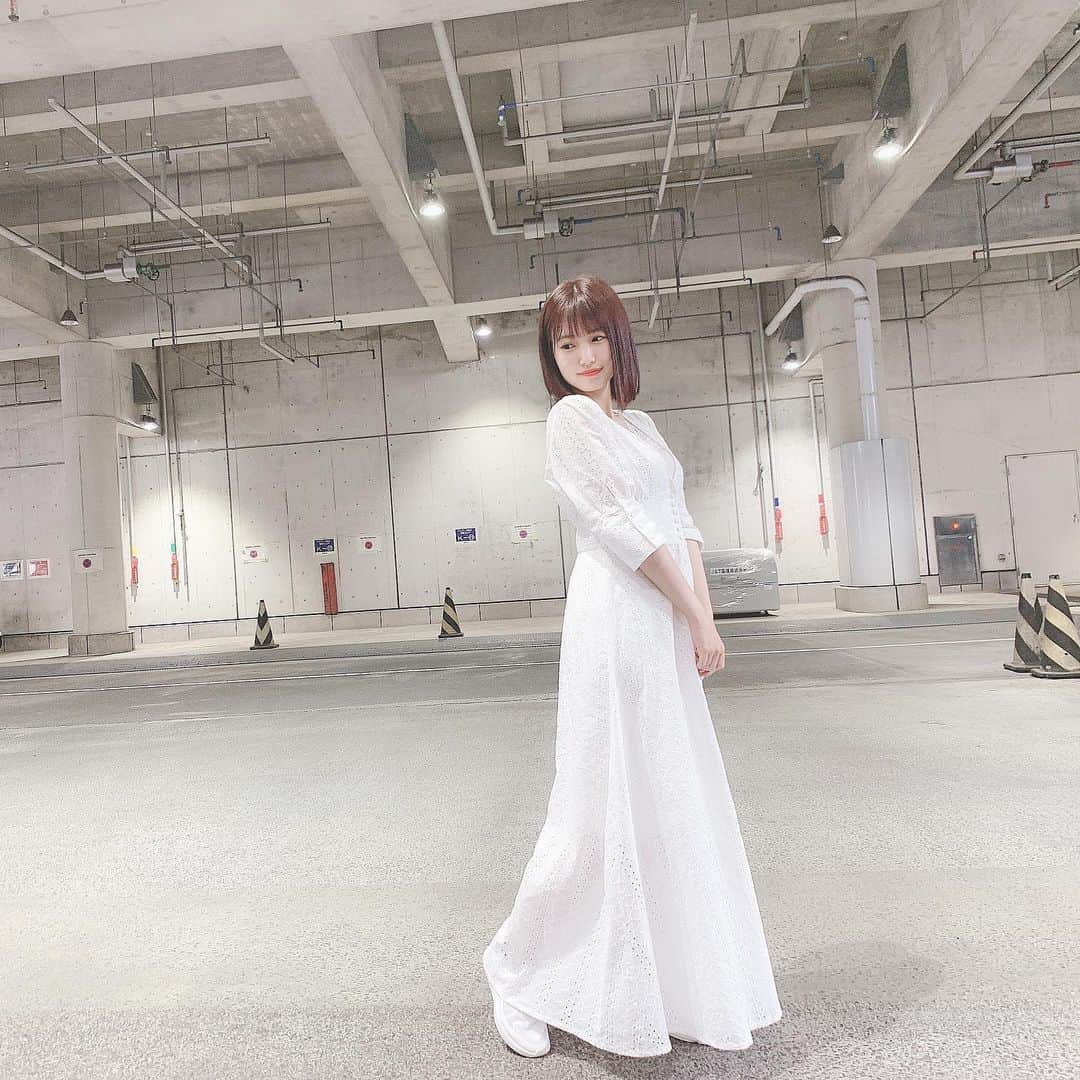 朝長美桜さんのインスタグラム写真 - (朝長美桜Instagram)「1枚でさらっと着ることができて可愛いワンピース🌷﻿ 真っ白♡﻿ ﻿ ウエスト位置が高めになってるから、﻿ スニーカーを合わせて着てもスタイルアップ🙆‍♀️✨﻿ かたちも素材もとっても可愛い🥰﻿ ﻿ これを着て、海とかお花畑とかに行きたいなぁ💐﻿ ﻿ #whoswhochico#ワンピース#春コーデ#NIKE#snidel#スニーカー#スニーカーコーデ」5月8日 20時51分 - miochan_0517