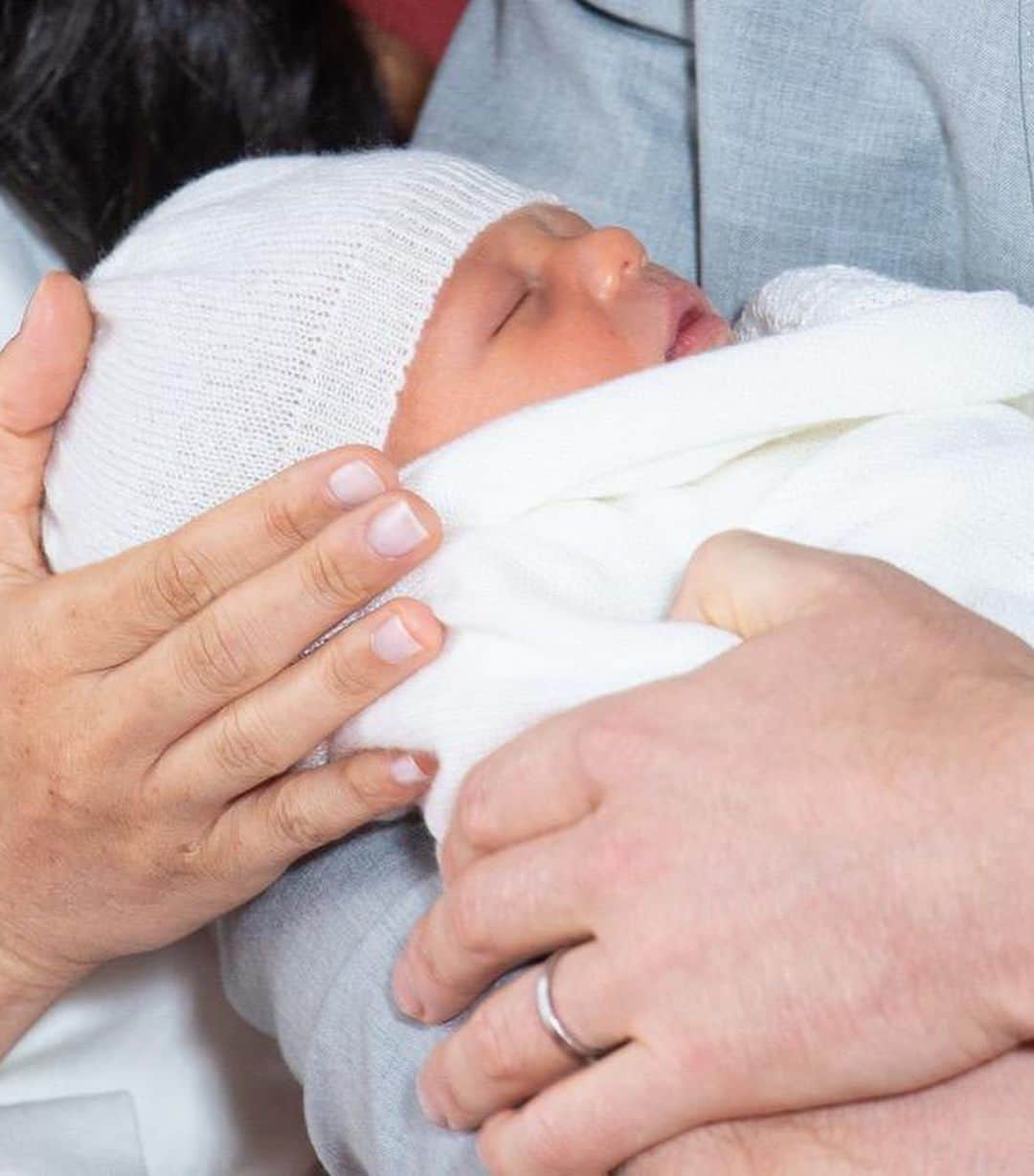 Vogue Parisさんのインスタグラム写真 - (Vogue ParisInstagram)「"He's really calm, he's been the dream", the Duchess of Sussex said of her newborn son Archie Harrison Mountbatten-Windsor today, introducing him to the world wrapped in a white shawl, while Prince Harry joked "I don't know where he gets that from". The royal couple will introduce their baby to the Queen later on today. #meghanmarkle #princeharry #royalbaby」5月8日 20時52分 - voguefrance