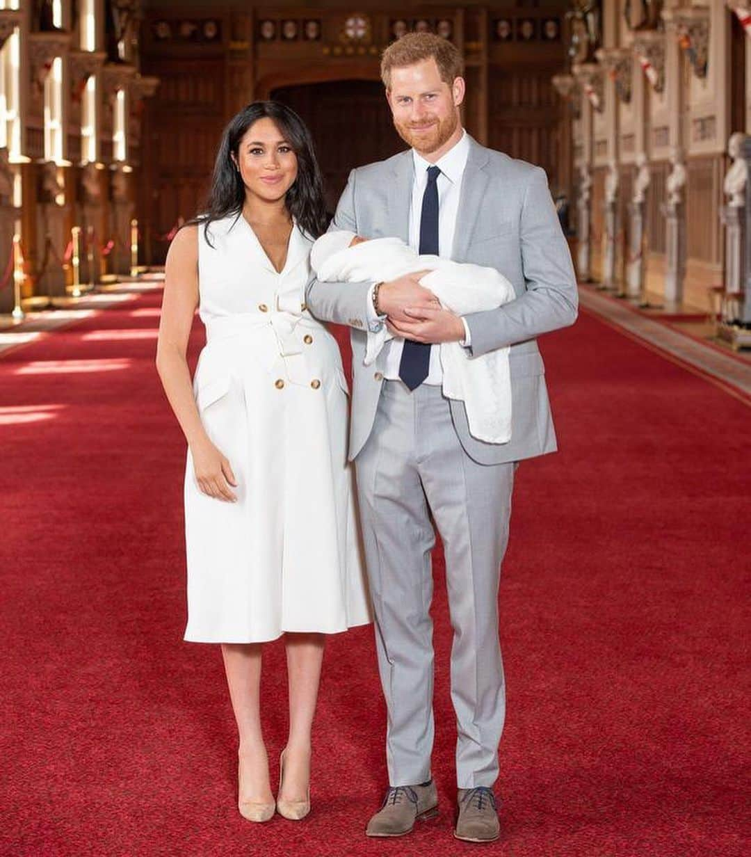 Vogue Parisさんのインスタグラム写真 - (Vogue ParisInstagram)「"He's really calm, he's been the dream", the Duchess of Sussex said of her newborn son Archie Harrison Mountbatten-Windsor today, introducing him to the world wrapped in a white shawl, while Prince Harry joked "I don't know where he gets that from". The royal couple will introduce their baby to the Queen later on today. #meghanmarkle #princeharry #royalbaby」5月8日 20時52分 - voguefrance