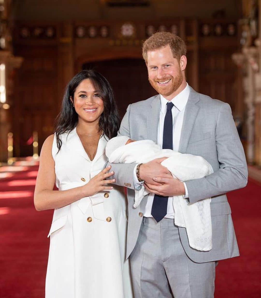 Vogue Parisさんのインスタグラム写真 - (Vogue ParisInstagram)「"He's really calm, he's been the dream", the Duchess of Sussex said of her newborn son Archie Harrison Mountbatten-Windsor today, introducing him to the world wrapped in a white shawl, while Prince Harry joked "I don't know where he gets that from". The royal couple will introduce their baby to the Queen later on today. #meghanmarkle #princeharry #royalbaby」5月8日 20時52分 - voguefrance