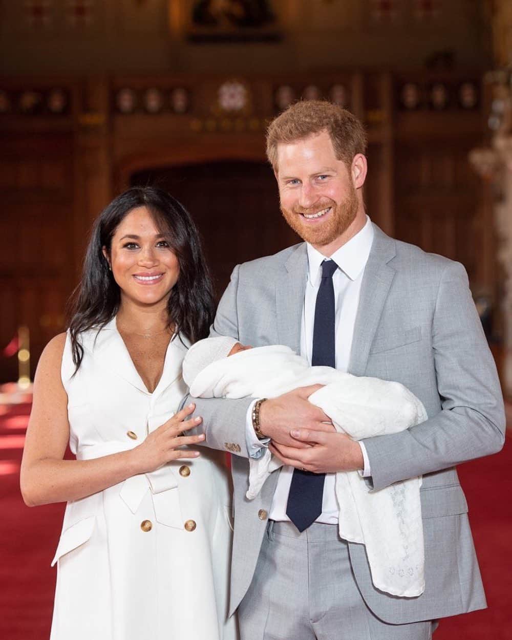 WHO WHAT WEARさんのインスタグラム写真 - (WHO WHAT WEARInstagram)「Baby Sussex is here—and the photos are adorable. Link in the bio.  Photo: @gettyimages.」5月8日 21時04分 - whowhatwear