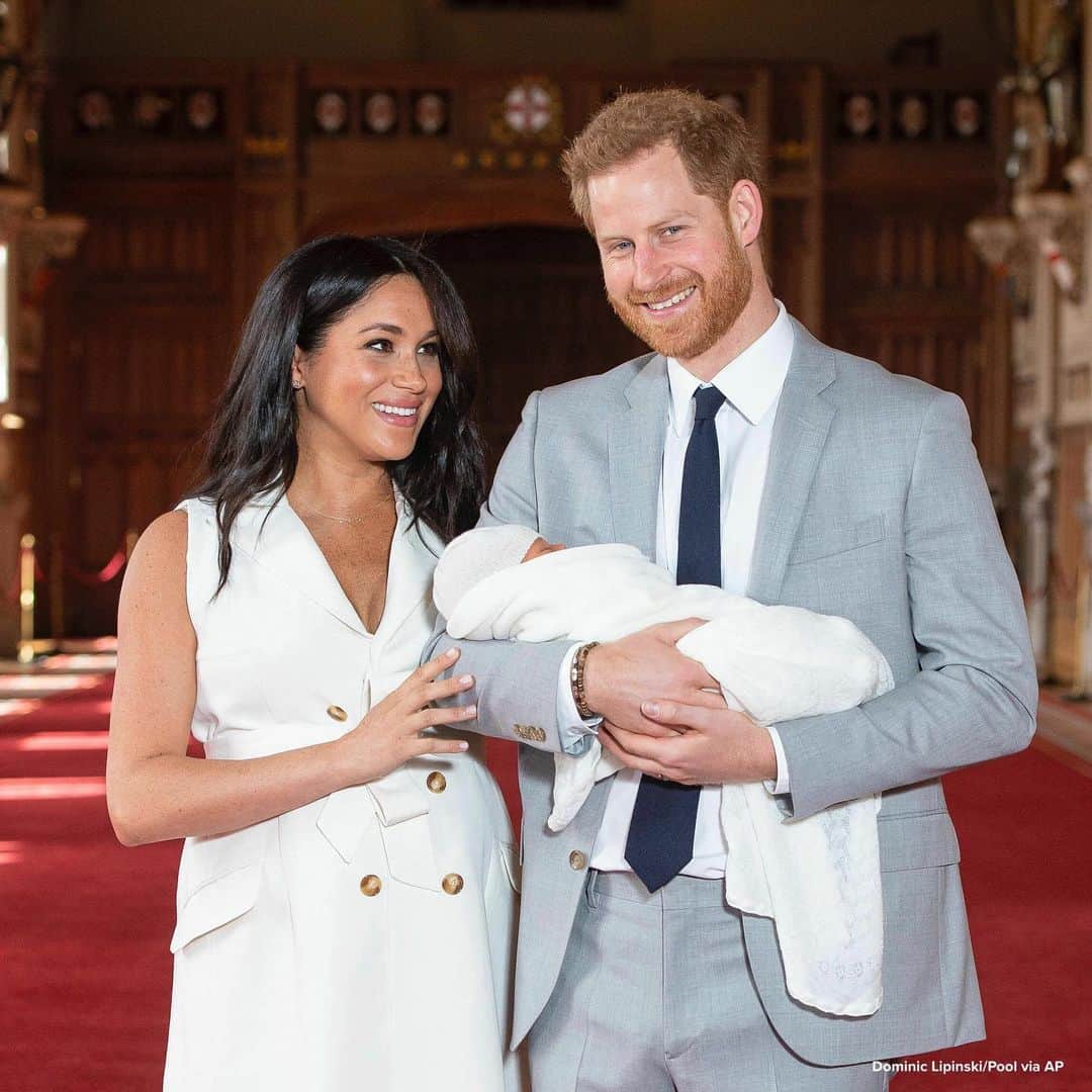 ABC Newsさんのインスタグラム写真 - (ABC NewsInstagram)「FIRST GLIMPSE: Meghan, the Duchess of Sussex, described parenthood as "magic" as the first-time mom and her husband, Prince Harry, debuted their newborn son to the world at Windsor Castle. #meghanmarkle #princeharry #royalbaby #royalfamily #britishmonarchy」5月8日 21時05分 - abcnews
