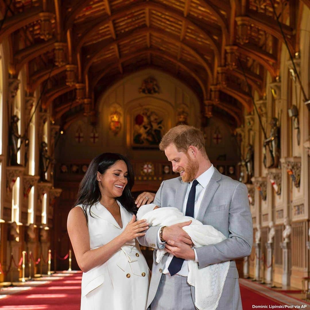 ABC Newsさんのインスタグラム写真 - (ABC NewsInstagram)「FIRST GLIMPSE: Meghan, the Duchess of Sussex, described parenthood as "magic" as the first-time mom and her husband, Prince Harry, debuted their newborn son to the world at Windsor Castle. #meghanmarkle #princeharry #royalbaby #royalfamily #britishmonarchy」5月8日 21時05分 - abcnews