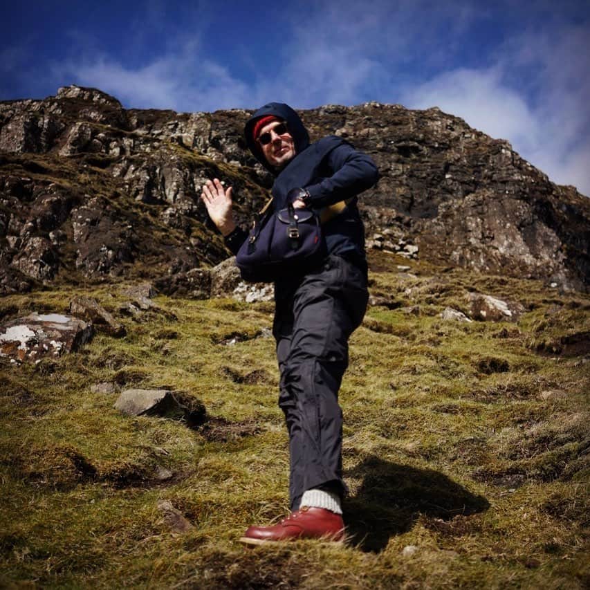 ジョンチャップマンさんのインスタグラム写真 - (ジョンチャップマンInstagram)「Andreas Cleve #hillwalking with his #bespoke Troutbeck #canvas shoulder #bag #madeinengland #handcrafted #walking #hiking」5月8日 20時57分 - chapmanbags