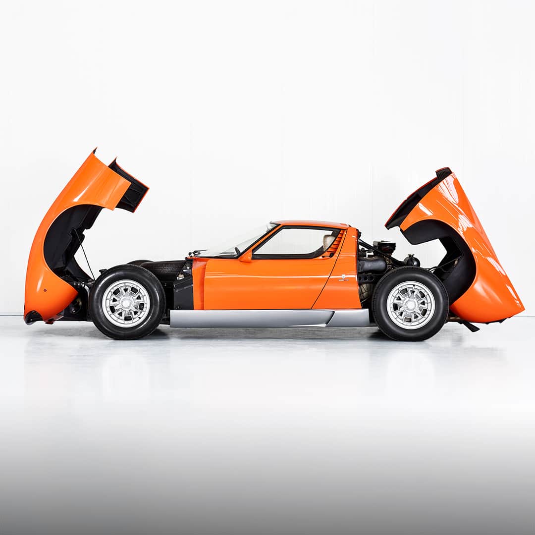 ランボルギーニのインスタグラム：「Cinema Lovers, here’s another chapter of the long-term relationship between Lamborghini and the movies world. Lamborghini Polo Storico has certified that the 1968 Lamborghini Miura P400 chassis #3586, is the original car used in the 1969 “The Italian Job” movie. Stunning as always! #Lamborghini #Miura #MiuraP400 #PoloStorico #Cinema #Movies #TheItalianJob」