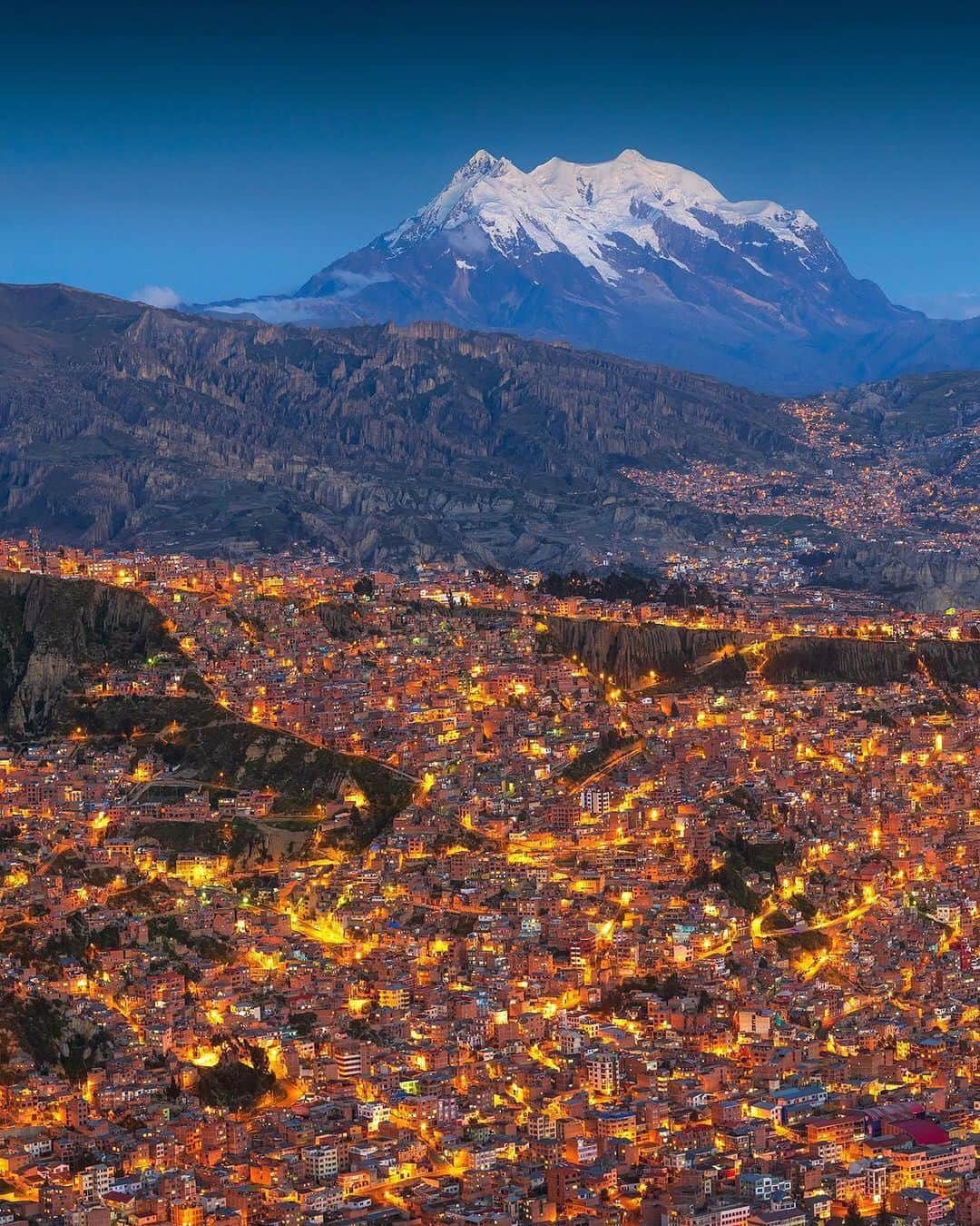 BEAUTIFUL DESTINATIONSさんのインスタグラム写真 - (BEAUTIFUL DESTINATIONSInstagram)「"La Paz is the highest capital city in the world with an elevation of roughly 3650m above sea level, and the stunning Mount Illimani in its backdrop having the second highest peak in Bolivia." Have you been to this magical city in the sky? ☁️ (📷: @tothewonderblog 📍: La Paz, Bolivia)」5月8日 21時00分 - beautifuldestinations