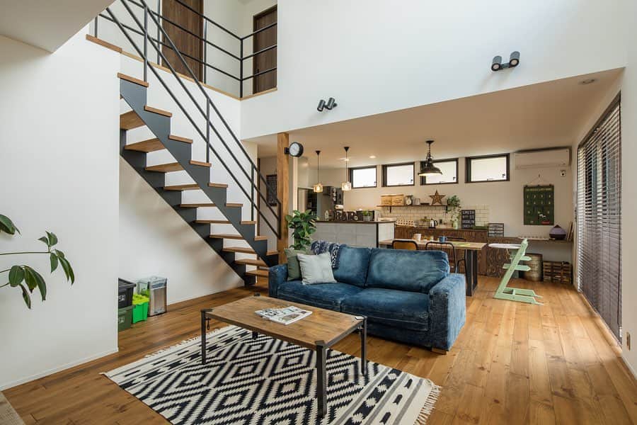 ルポハウス一級建築士事務所さんのインスタグラム写真 - (ルポハウス一級建築士事務所Instagram)「・ ・ ・ 心地よい抜け感をもたらす、吹き抜けリビングとスケルトン階段 ・ 個性的なのに、上品な美しさを併せ持ちます。 ・ ・ ・ 𓐌𓐌𓐌𓐌𓐌𓐌𓐌𓐌𓐌𓐌𓐌𓐌𓐌𓐌𓐌𓐌𓐌𓐌  ルポハウスの施工事例はこちらまで☞ @reposhouse  𓐌𓐌𓐌𓐌𓐌𓐌𓐌𓐌𓐌𓐌𓐌𓐌𓐌𓐌𓐌𓐌𓐌𓐌 #ルポハウス は#ちょっとかっこいい家 を"友人のために" という思いでつくっています。 一生に一度の#マイホーム。 「あなたにしかできない」×「ルポハウスだからできる」で、 私たちだけの#家づくり を思いっきり楽しんでみませんか？！ ・ ・ ・ #住宅 #注文住宅 #新築一戸建て #デザイナーズ住宅  #一級建築士事務所 #設計事務所 #滋賀県大津市 #滋賀県草津市 #リビングインテリア #スケルトン階段 #吹き抜けリビング #吹抜けリビング」5月8日 21時01分 - reposhouse