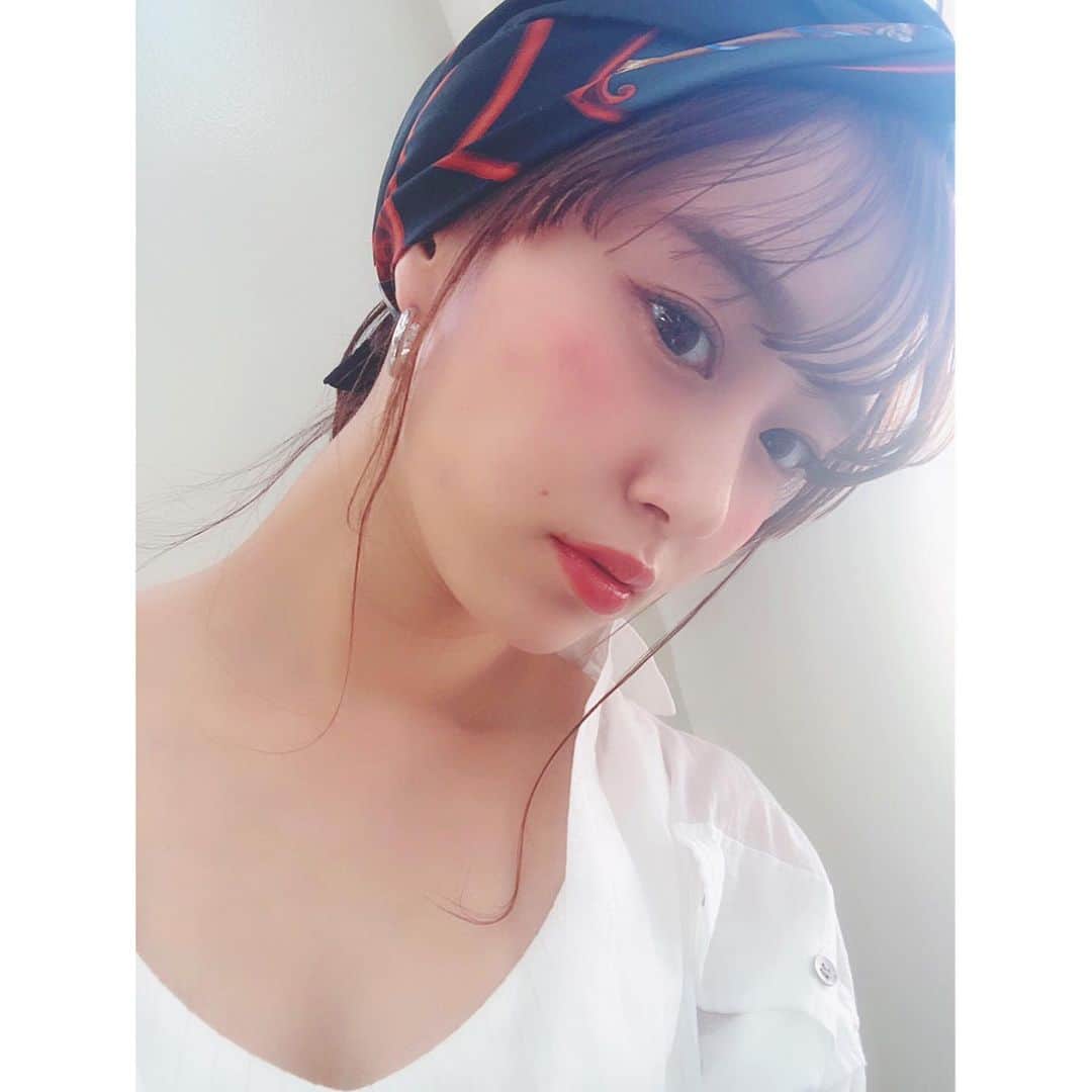 のインスタグラム：「スカーフアレンジ簡単にできて楽しい🧕 巻き方や方向で見える柄が違う。 今日はお気に入りの @hermes のスカーフ❤︎ #hermesscarf  #maruni  #gallardagalante  #vasic #スカーフヘアアレンジ  #スカーフコーデ  #スカーフ  #マタニティコーデ  #マタニティーコーデ  #ベビしょこりん  #令和ベイビー  #マタニティーライフ  #妊婦  #妊婦生活 #妊婦コーデ #ぷんにー #プレママさんと繋がりたい  #プレママ」