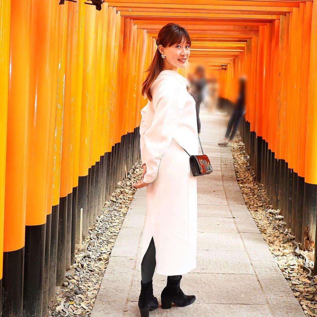 のインスタグラム：「#伏見稲荷神社⛩  #参道が美しい  #プチ旅行の思い出  #fashionista  #ロングヘアー #ハーフアップスタイル  #シンプルコーデ  #京都 #そうだ京都へ行こう  #モデル #model #ミラーレス一眼  #ファッション #ホワイトワンピース #後ろのリボンがお気に入り  #鳥居⛩️⛩️⛩️ #ポシェットバッグ  #ブラックブーティ  #綺麗な景色  #人生2回目 #1回目 は #男着物を羽織ってたなぁ #写真集撮影 以来 #出来事はTwitterに書きました❤️」