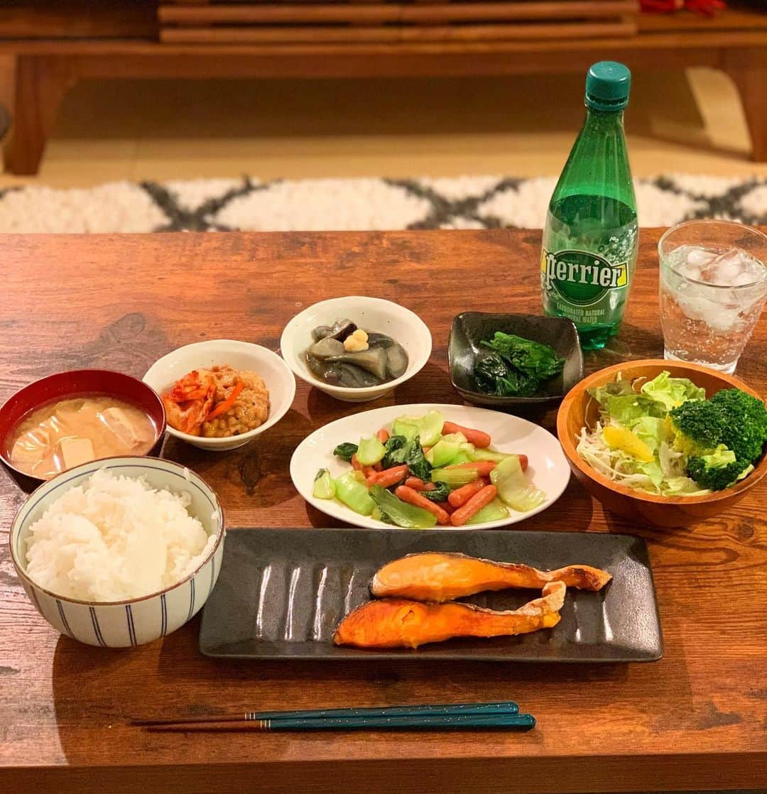 永井建成さんのインスタグラム写真 - (永井建成Instagram)「#永井キッチン🍴  #夜ご飯 #鮭 #小松菜とポークピッツの中華炒め #豆腐とおあげさんの味噌汁  #キムチ納豆 #ナスの揚げ浸し #ほうれん草のおひたし  #サラダ #緑多め #バランスいい感じやと思う #昼は肉 #夜は魚 #いただきます🙏」5月8日 21時06分 - tatsu7729