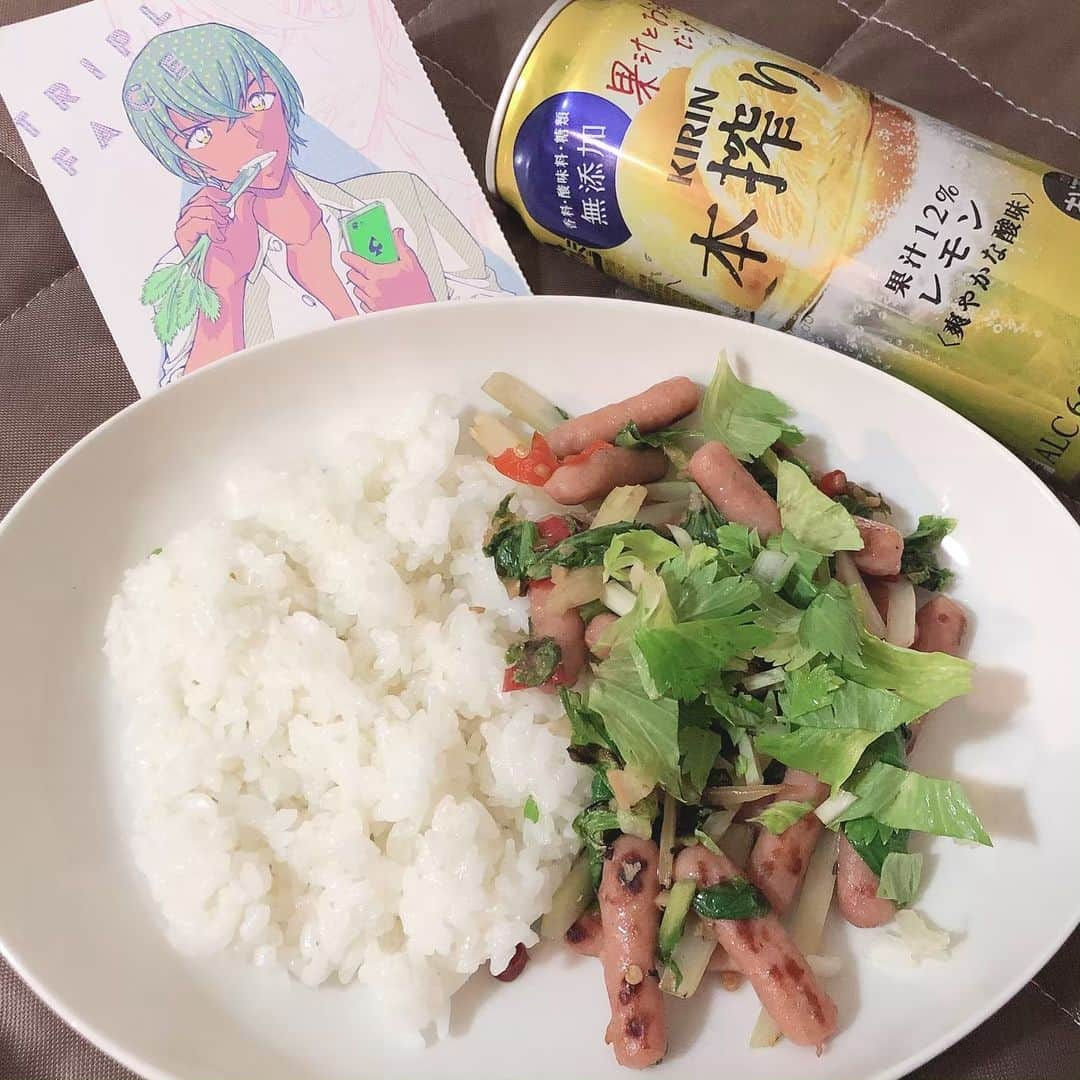 たまたまこさんのインスタグラム写真 - (たまたまこInstagram)「とにかく筋肉痛で身体が痛くて夜ご飯どうしようとか考えながらも痛すぎて買い物もできず直帰！家にあるのは #ポークビッツ と #セロリ だけだったのでこのメニューwww味付けはニンニクと唐辛子と醤油！これはこれでまじ美味え💓💓そして安定の #本搾り 🍋  彼氏の透と一緒に食べたよ😭😭😭 #安室透 #名探偵コナン #古谷零 #バーボン」5月8日 21時08分 - tamarikomari