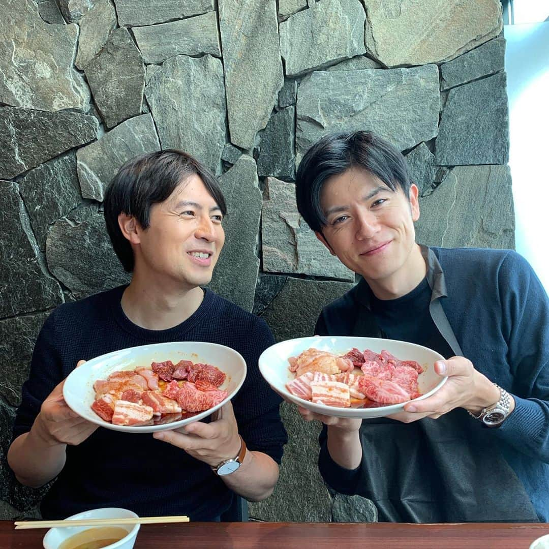 青木源太さんのインスタグラム写真 - (青木源太Instagram)「昨日は桝アナと誕生日焼肉ランチ。 ネクタイをもらいました。 今度大事な仕事でつけよーっと。  #仕事は全部大事だけど #特に気合いを入れたい仕事のときに #源太一 #同じような私服 #在京民放キー局最強シンメ」5月8日 21時08分 - aoki.genta