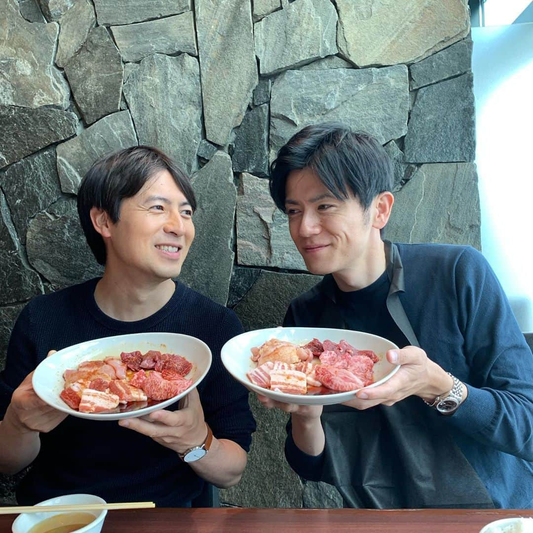 青木源太さんのインスタグラム写真 - (青木源太Instagram)「昨日は桝アナと誕生日焼肉ランチ。 ネクタイをもらいました。 今度大事な仕事でつけよーっと。  #仕事は全部大事だけど #特に気合いを入れたい仕事のときに #源太一 #同じような私服 #在京民放キー局最強シンメ」5月8日 21時08分 - aoki.genta