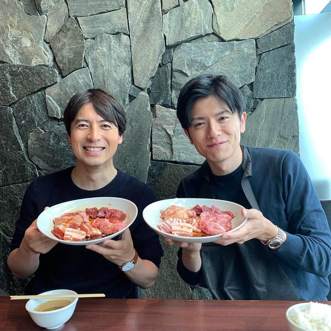 青木源太さんのインスタグラム写真 - (青木源太Instagram)「昨日は桝アナと誕生日焼肉ランチ。 ネクタイをもらいました。 今度大事な仕事でつけよーっと。  #仕事は全部大事だけど #特に気合いを入れたい仕事のときに #源太一 #同じような私服 #在京民放キー局最強シンメ」5月8日 21時08分 - aoki.genta