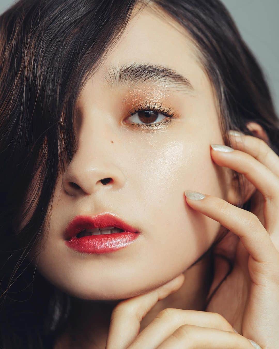 M∙A∙C Cosmetics Japanのインスタグラム：「⠀ キラキラ光り輝くコレクション「M·A·C ゲット ブレーズド」が登場✨ ポイントメイクでグリッターの輝きをプラスして❤️ ⠀ ⠀ #MACGetBlazed #MACゲットブレーズド ⠀ *公式オンラインショップ 5/7発売 *全国 5/10発売 ⠀ ⠀ ↓↓使用メイン製品↓↓ [ダズル ドロップス] ダズルピーチ [ダズル ハイライター] ダズルゴールド [エクストラ ディメンションフォイル アイシャドウ] ゴールド メタリスト [シャイニー プリティ シャドウ] ピー フォー ピンク [ブリング シング リキッド リップカラー] オート フラッシュ ⠀ ⠀ ⠀ MAKEUP: RUMIKO IKEDA HARRIS @rumikoikedaharrismakeup MAKEUP: MAYUKO MOGAMI @macpro_tokyo MODEL: RAIKA YUMI @yumi_raika PHOTO: @takaki_iwata HAIR: @gxxxxxo DIRECT: @aiaizm ⠀ ⠀ ⠀ ⠀ ⠀ ⠀ #MACCosmeticsJapan #MACコスメ #MACCosmetics  #MAC #コスメ #メイク  #リップ #リキッドリップ #リップメイク #MACリップ #MACアイメイク #MACアイシャドウ #アイシャドウ #つや #ツヤ肌 #艶肌 #ハイライター #グリッター #キラキラ #ラメ #限定」