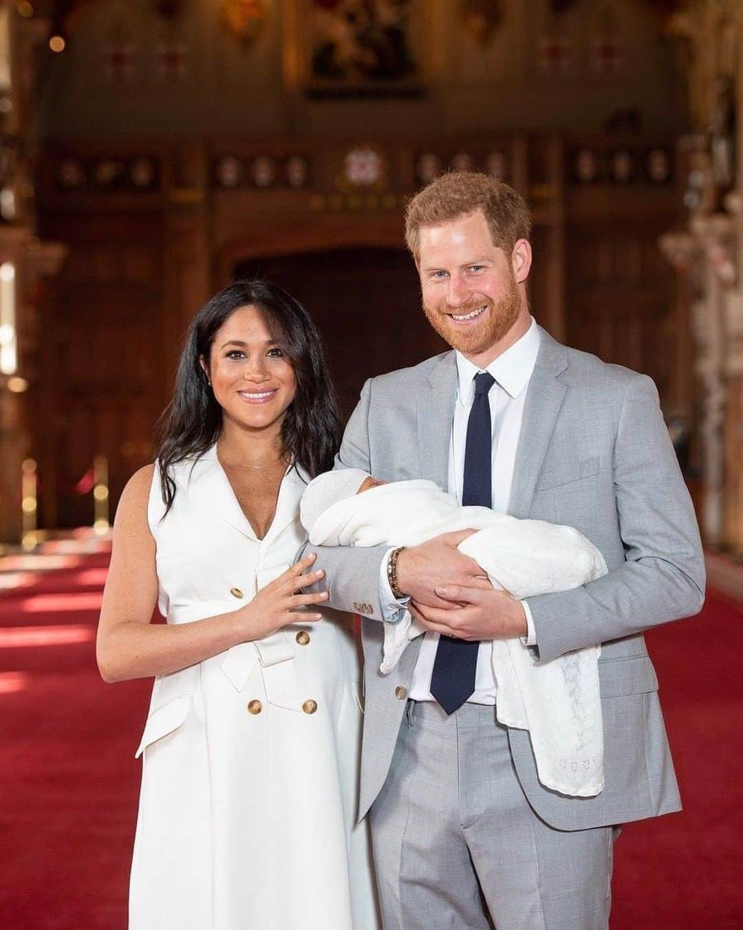 Vogueさんのインスタグラム写真 - (VogueInstagram)「World, meet Baby Sussex! This morning, the Duke and Duchess of Sussex shared the first photo of their baby boy, posing inside St. George’s Hall at Windsor Castle. Tap the link in our bio for more photos and Meghan Markle and Prince Harry’s personal statements to the press.」5月8日 21時09分 - voguemagazine