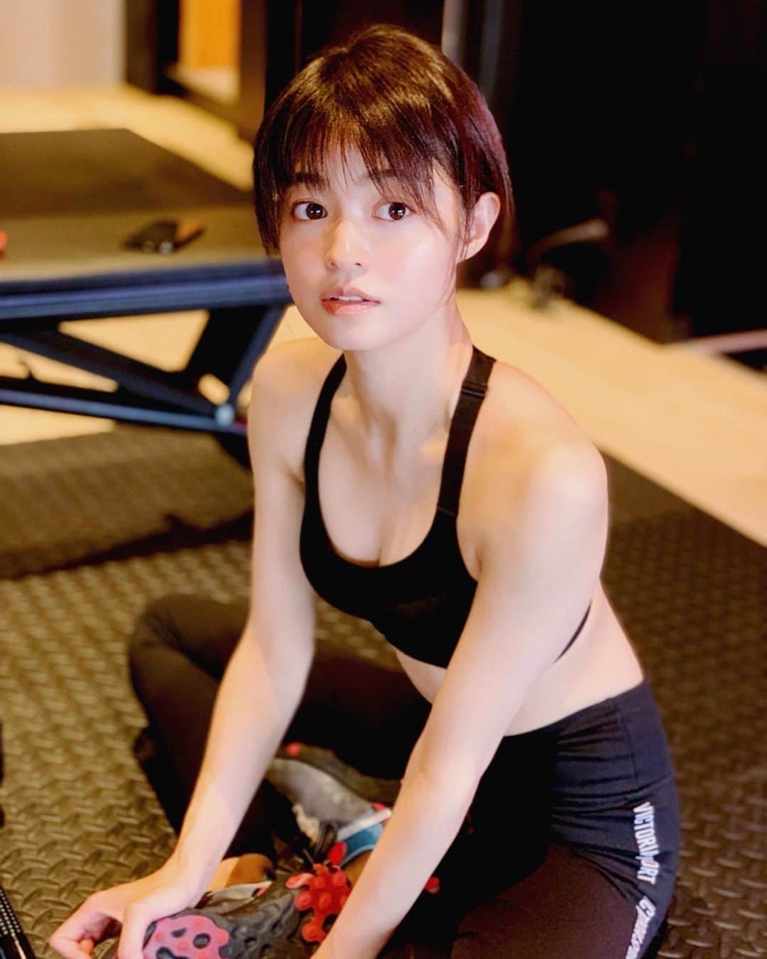 のインスタグラム：「. 筋肉痛が悩ましい 🤷🏻‍♀️ #ジム #ジム女子  #トレーニング女子 #トレーニング #背筋 #腹筋女子 #腹筋 #腹筋割りたい #gym #training #gymgirl #trainingwear #workout #workoutmotivation #몸스타그램 #몸만들기」