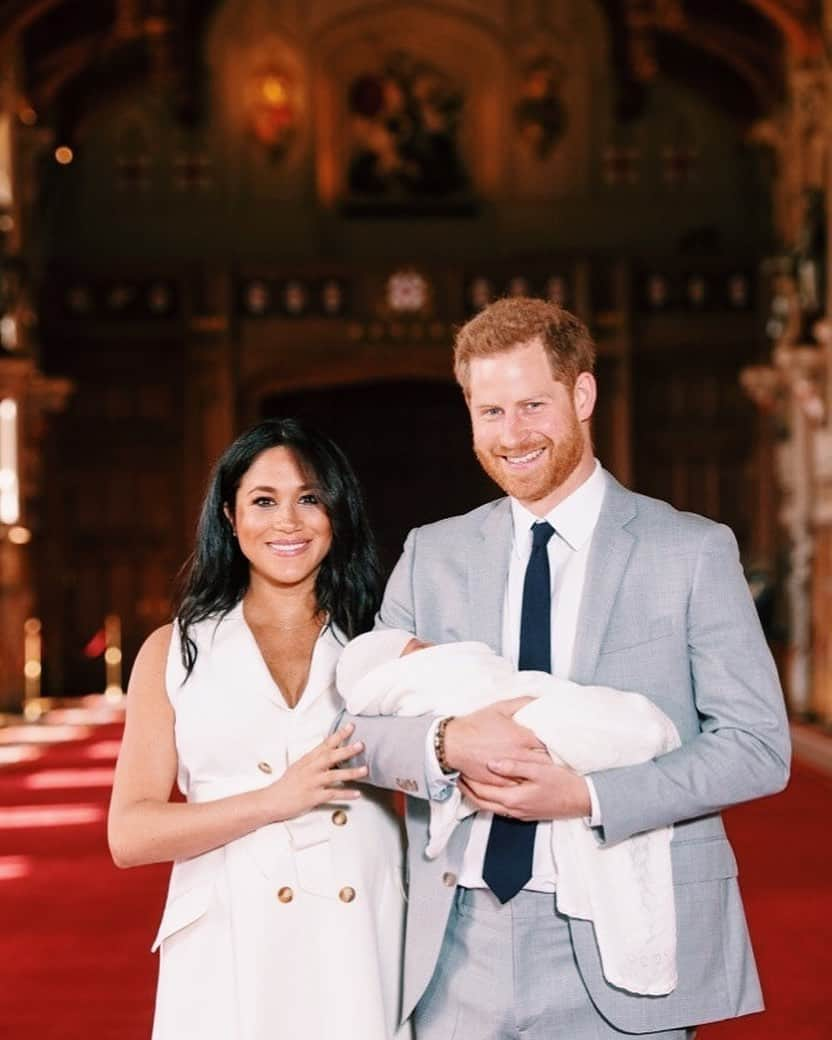 キャサリン（ケンブリッジ公爵夫人）のインスタグラム：「The first photographs of Prince Harry and Duchess Meghan’s son have been released.  Speaking in St George's Hall at Windsor Castle ahead of the photo's release, Harry held their two-day-old child as Meghan said: "It's magic, it's pretty amazing. I have the two best guys in the world so I'm really happy.”」