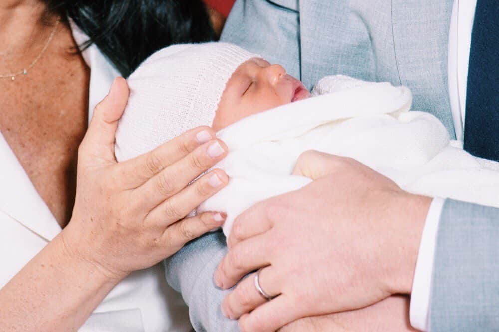 キャサリン（ケンブリッジ公爵夫人）のインスタグラム：「The first photographs of Prince Harry and Duchess Meghan’s son have been released.  Speaking in St George's Hall at Windsor Castle ahead of the photo's release, Harry held their two-day-old child as Meghan said: "It's magic, it's pretty amazing. I have the two best guys in the world so I'm really happy.”」