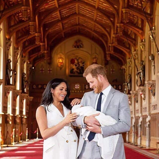 People Magazineさんのインスタグラム写真 - (People MagazineInstagram)「The cutest little bundle! Meghan Markle and Prince Harry's baby boy is already a pro in front of the camera. Tap the link in bio for photos of the Royal Baby from every adorable angle. ❤️ | 📷: Dominic Lipinski/PA Wire」5月8日 21時17分 - people